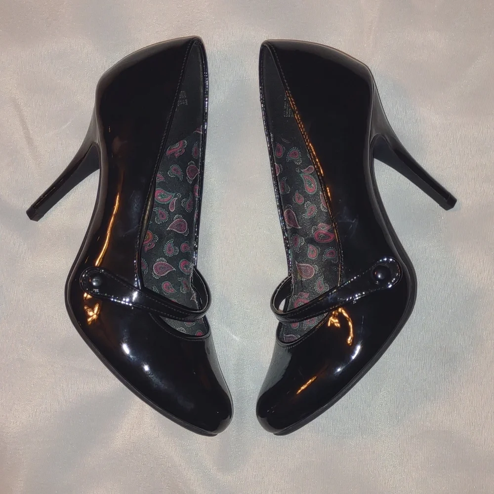 𝅺American Eagle Black Closed Toe High Heels - Picture 4 of 8